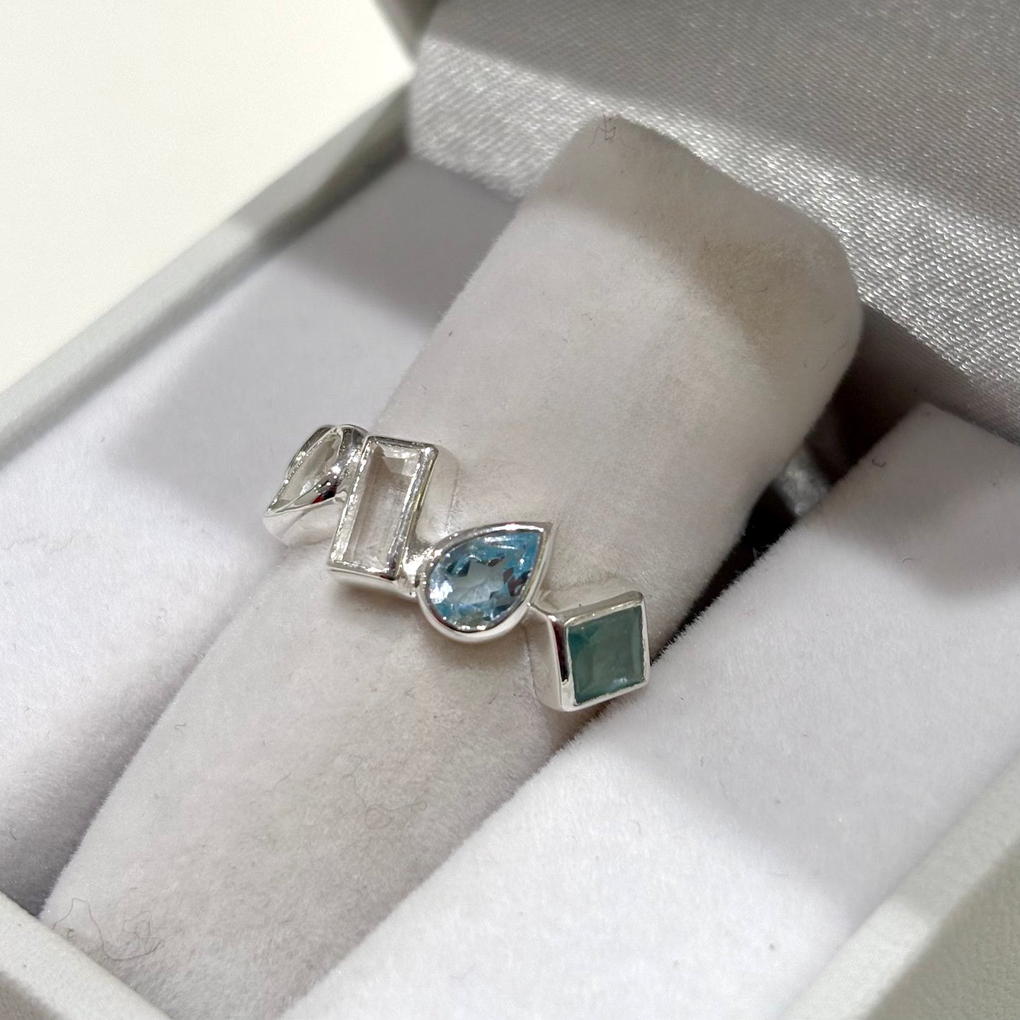 5stone ring 4
