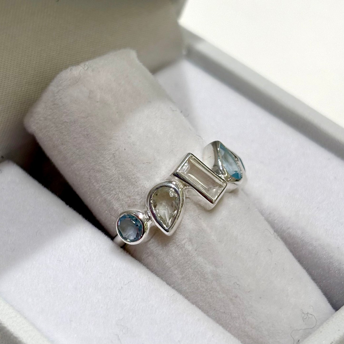 5stone ring 4