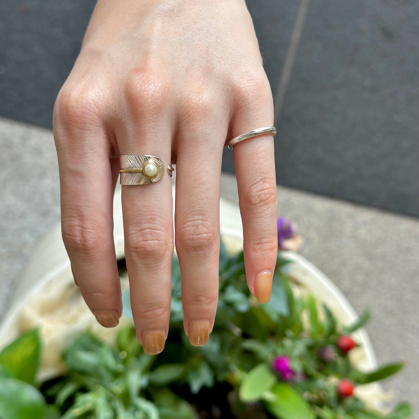 Feather design ring