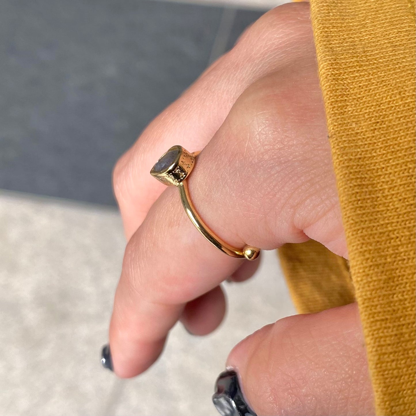 Brass petit ring〈gray/black〉