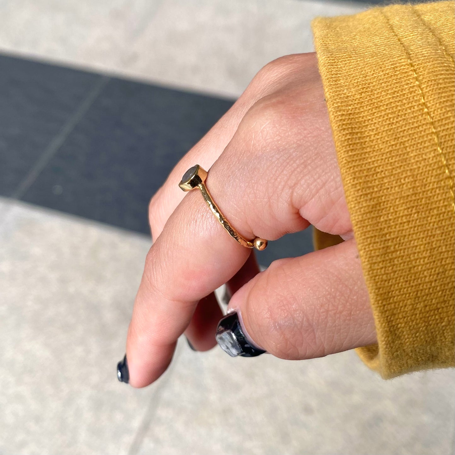 Brass petit ring〈gray/black〉