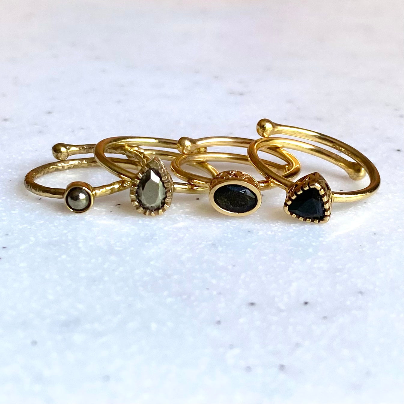 Brass petit ring〈gold/black〉