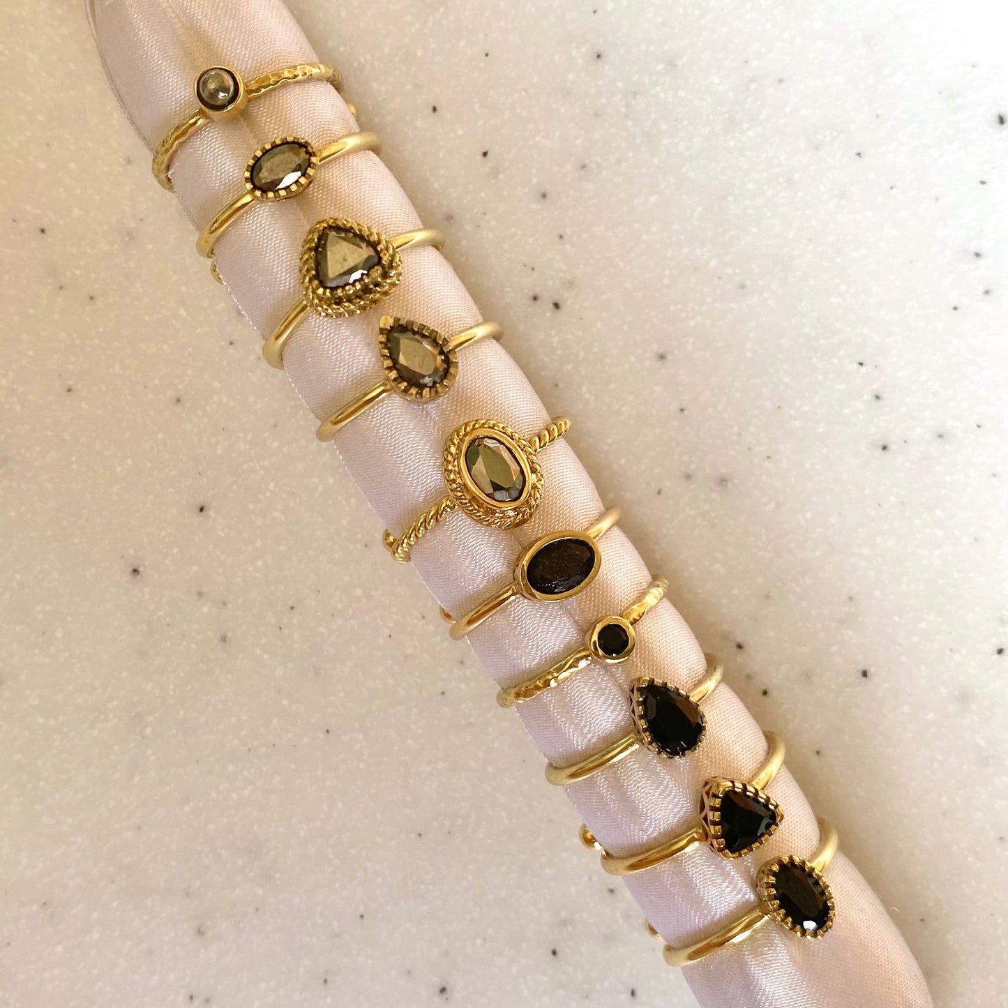 Brass petit ring〈gold/black〉