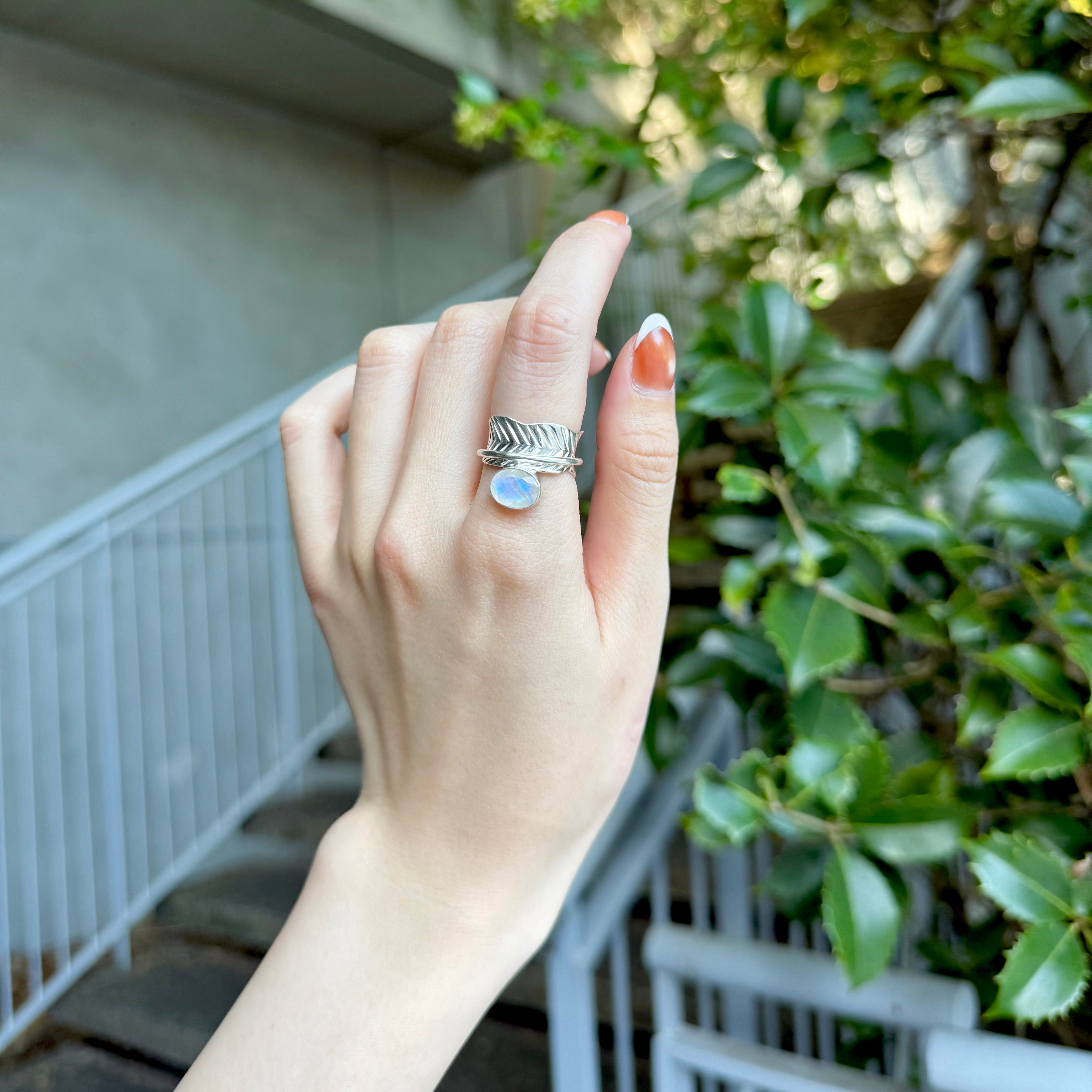 Feather × Stone Rolling ring – Biju mam
