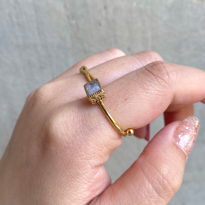 Brass petit ring 〈white／clear〉